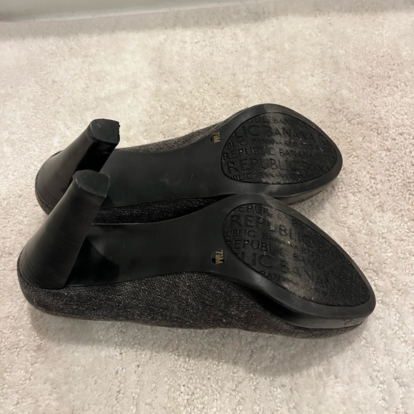 Women’s Banana Republic size 7.5 grey material pumps 4 inch heels - Picture 2 of 4